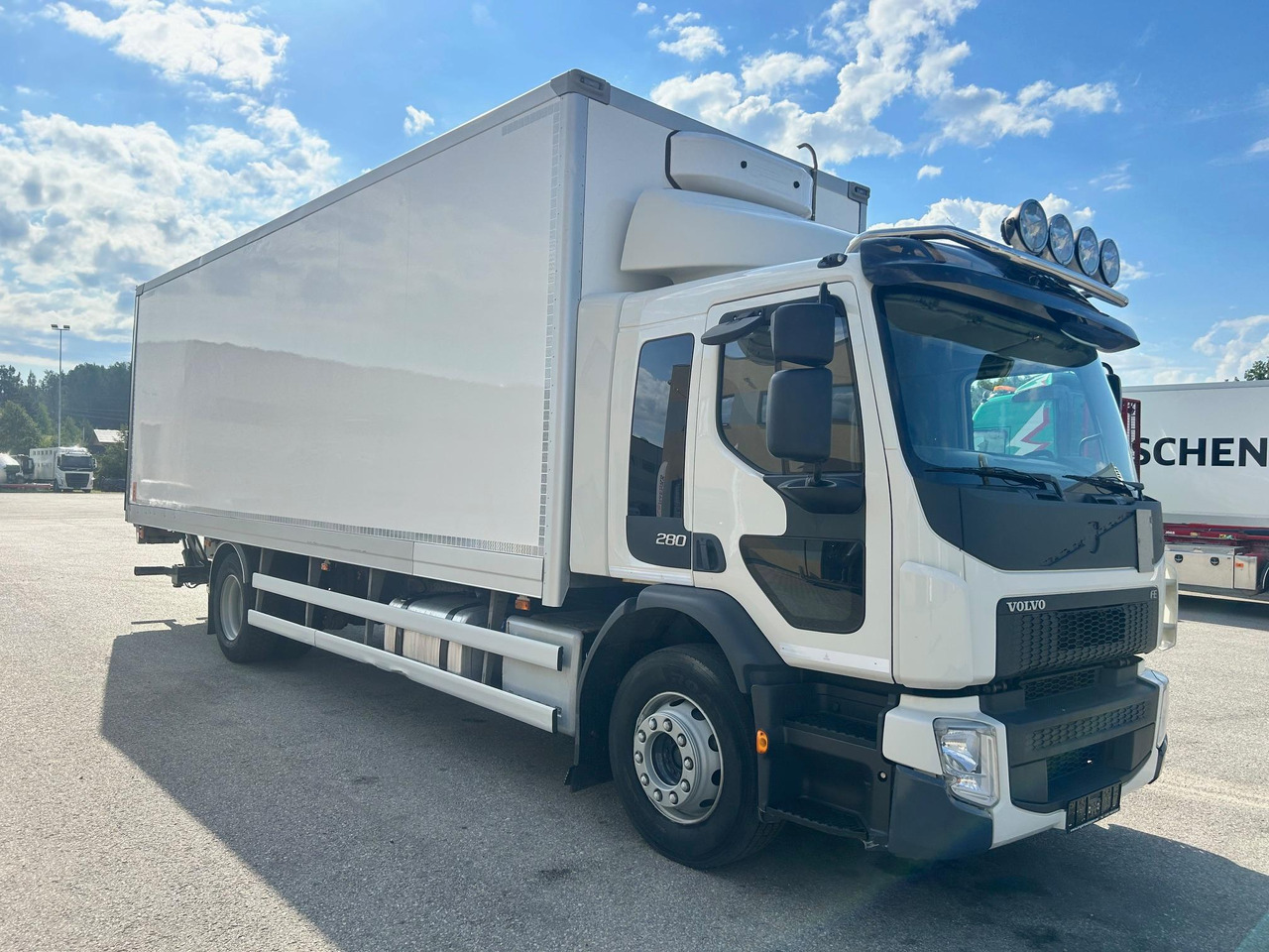 VOLVO FE280 - Camión caja cerrada: foto 1 VOLVO FE280 - Camión caja cerrada: foto 1