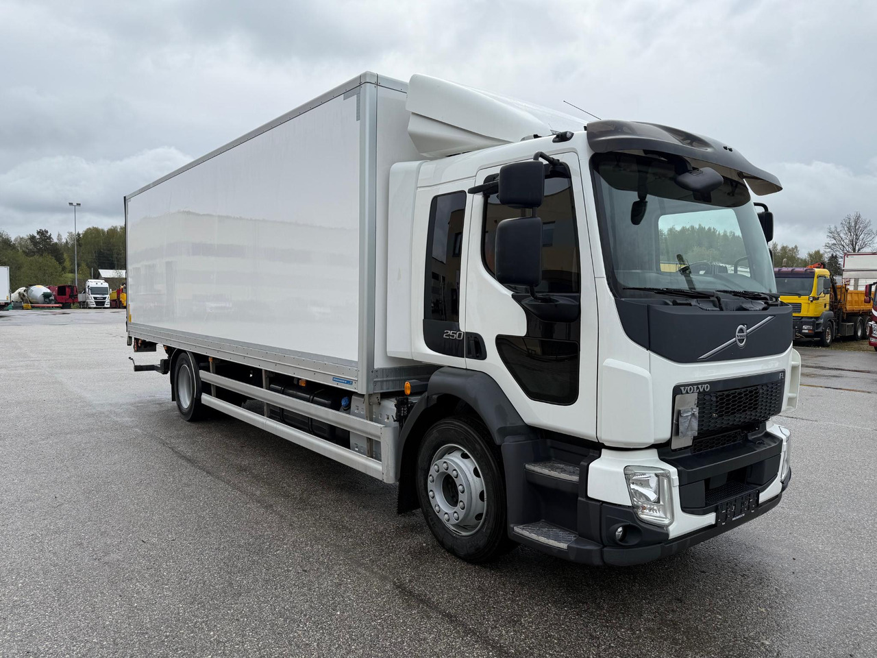 VOLVO FL250 - Camión caja cerrada: foto 1 VOLVO FL250 - Camión caja cerrada: foto 1