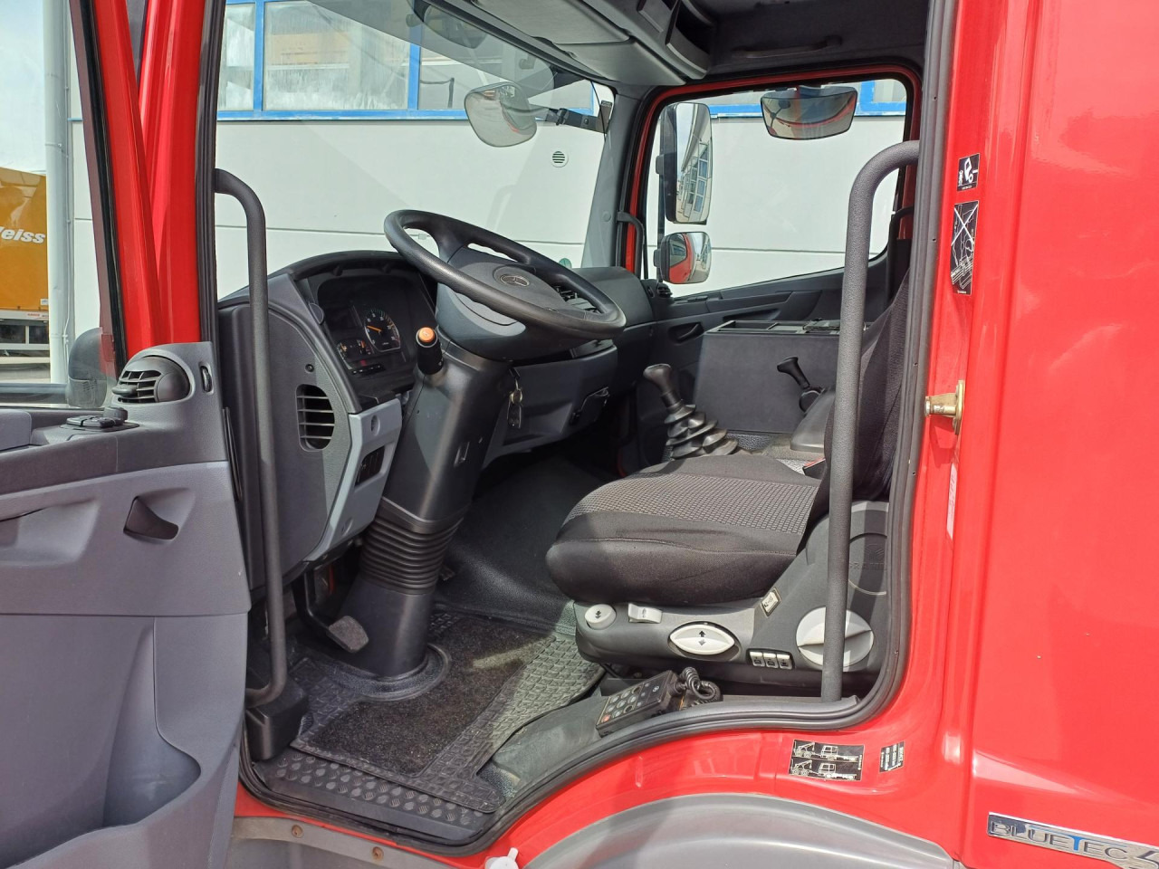 Foto del interior 1: Frigorífico camión MERCEDES-BENZ 816 Euro5 AHK Luftfeder
