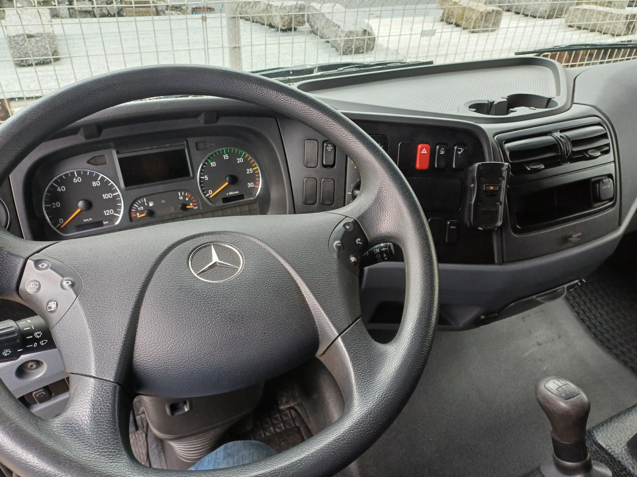 Foto del interior 2: Frigorífico camión MERCEDES-BENZ 816 Euro5 AHK Luftfeder