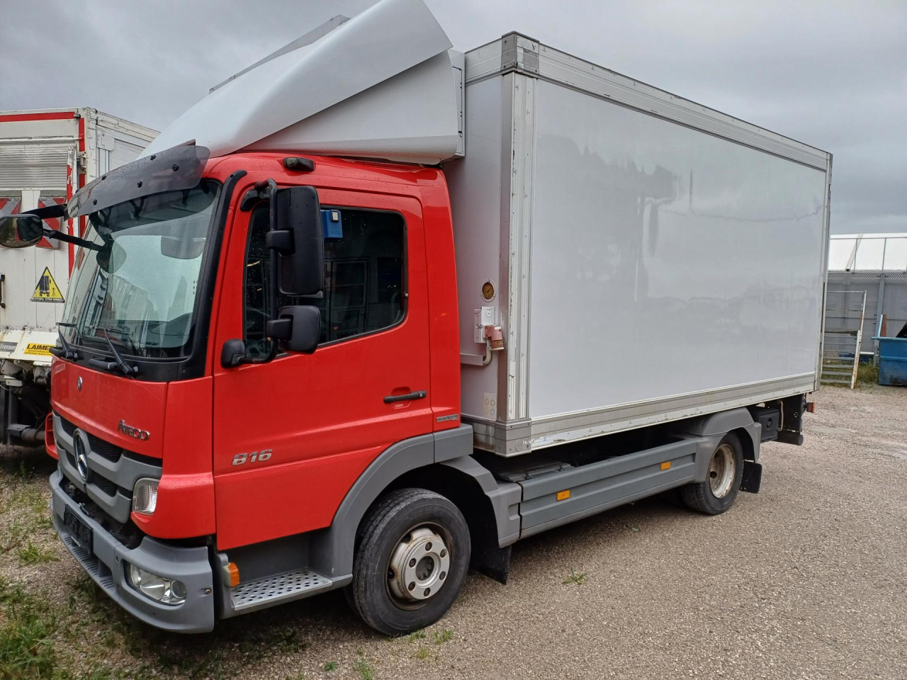 MERCEDES-BENZ 816 Euro5 AHK Luftfeder - Frigorífico camión: foto 4 MERCEDES-BENZ 816 Euro5 AHK Luftfeder - Frigorífico camión: foto 4