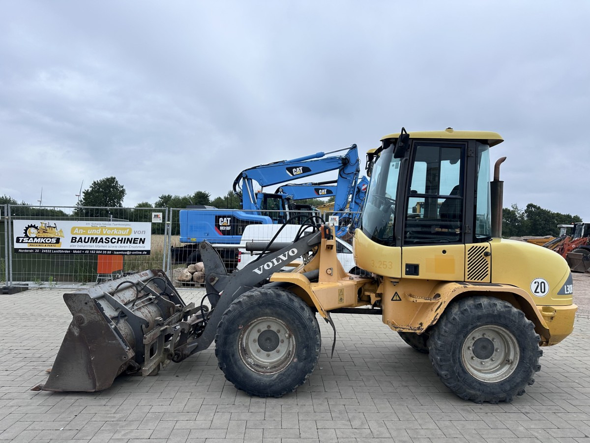 VOLVO L 30 B PRO 3er Kreis Klappschaufel+Palettengabel - Cargadora de ruedas: foto 1 VOLVO L 30 B PRO 3er Kreis Klappschaufel+Palettengabel - Cargadora de ruedas: foto 1