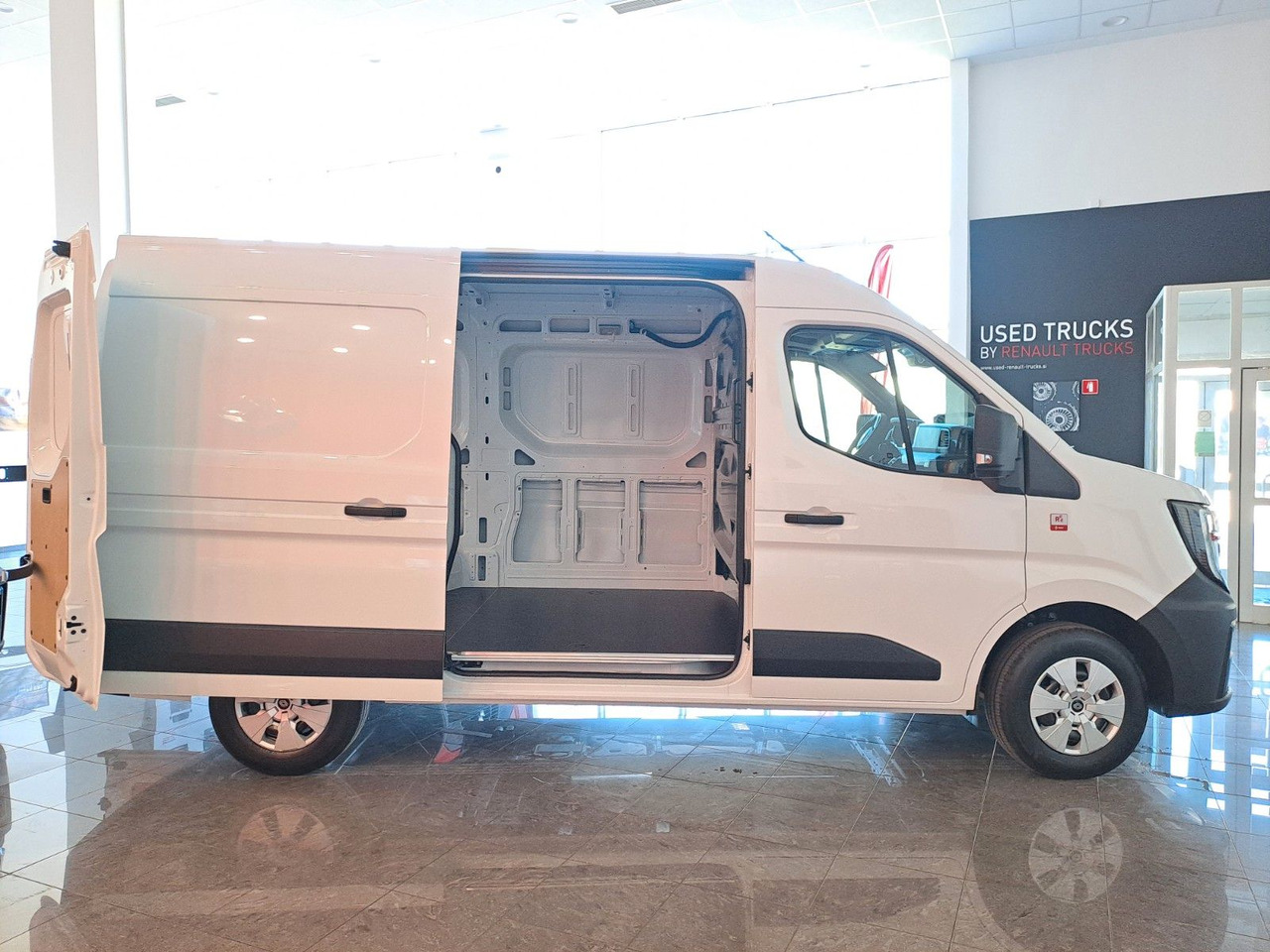 Renault Master L2H2 150 - NAV Klimaaut. Holzb. 270° - Furgón: foto 4 Renault Master L2H2 150 - NAV Klimaaut. Holzb. 270° - Furgón: foto 4