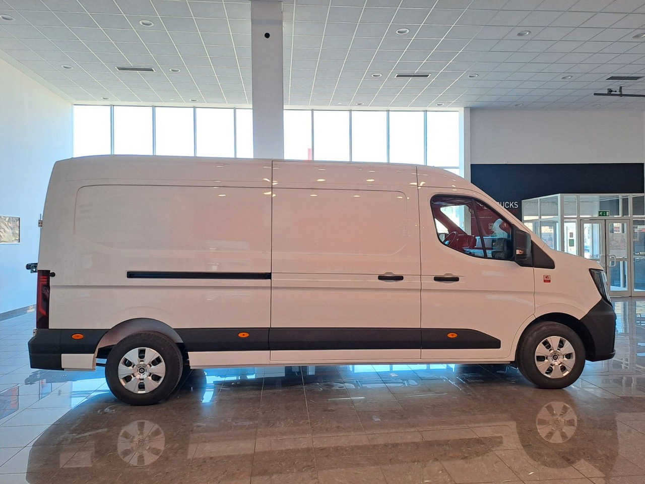 Renault Master L3H2 150 - NAV Klimaaut. Holzb. 270° - Furgón: foto 4 Renault Master L3H2 150 - NAV Klimaaut. Holzb. 270° - Furgón: foto 4