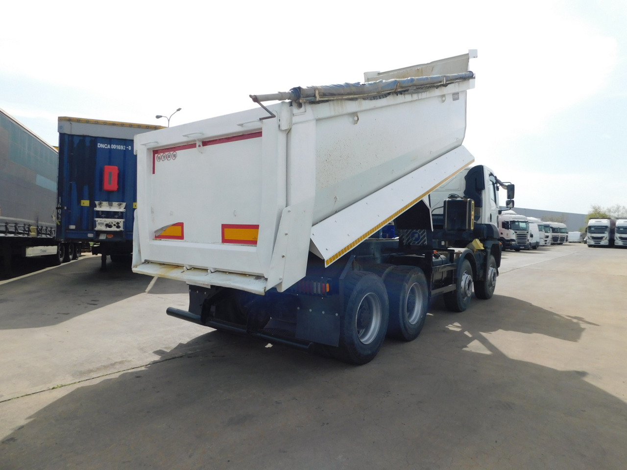 Ford 4142d 8x4 dcab e6 16s2230 - Volquete camión: foto 3 Ford 4142d 8x4 dcab e6 16s2230 - Volquete camión: foto 3