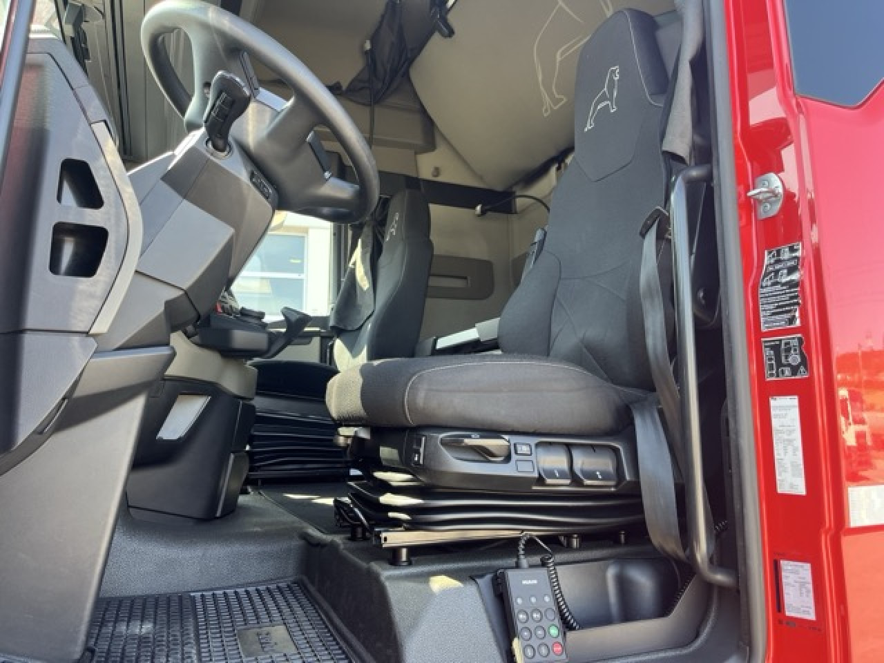 MAN TGX 26.470 6x2-4 LL - neu bereift Euro6 Intarder - Portacontenedore/ Intercambiable camión: foto 2 MAN TGX 26.470 6x2-4 LL - neu bereift Euro6 Intarder - Portacontenedore/ Intercambiable camión: foto 2