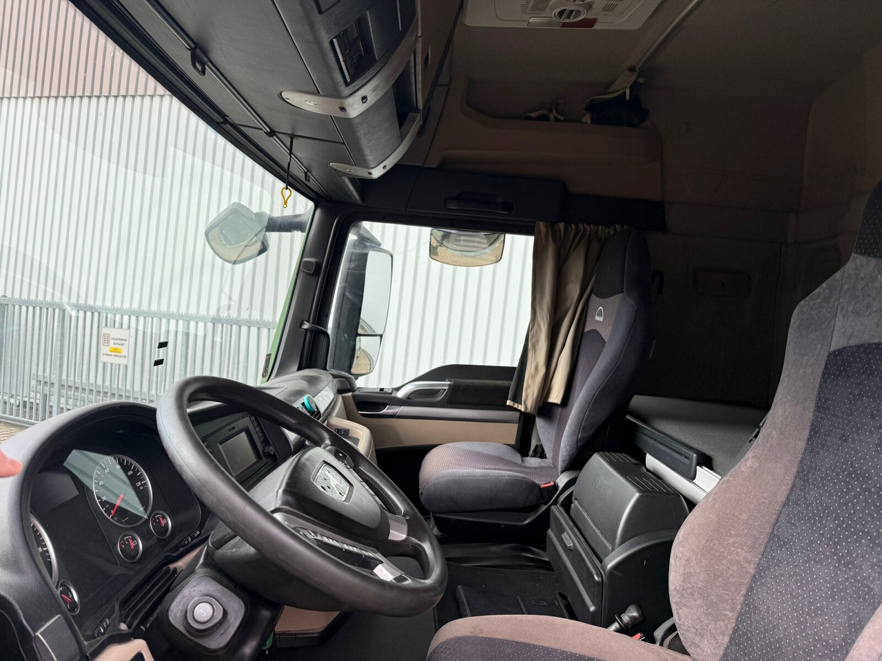 MAN TGS 35.460 8x4-4 BL TGS 35.460 8x4-4 BL, Intarder, Lenk/Lift, Kippsilo ca. 32m³, Kompressor - Camión: foto 2 MAN TGS 35.460 8x4-4 BL TGS 35.460 8x4-4 BL, Intarder, Lenk/Lift, Kippsilo ca. 32m³, Kompressor - Camión: foto 2