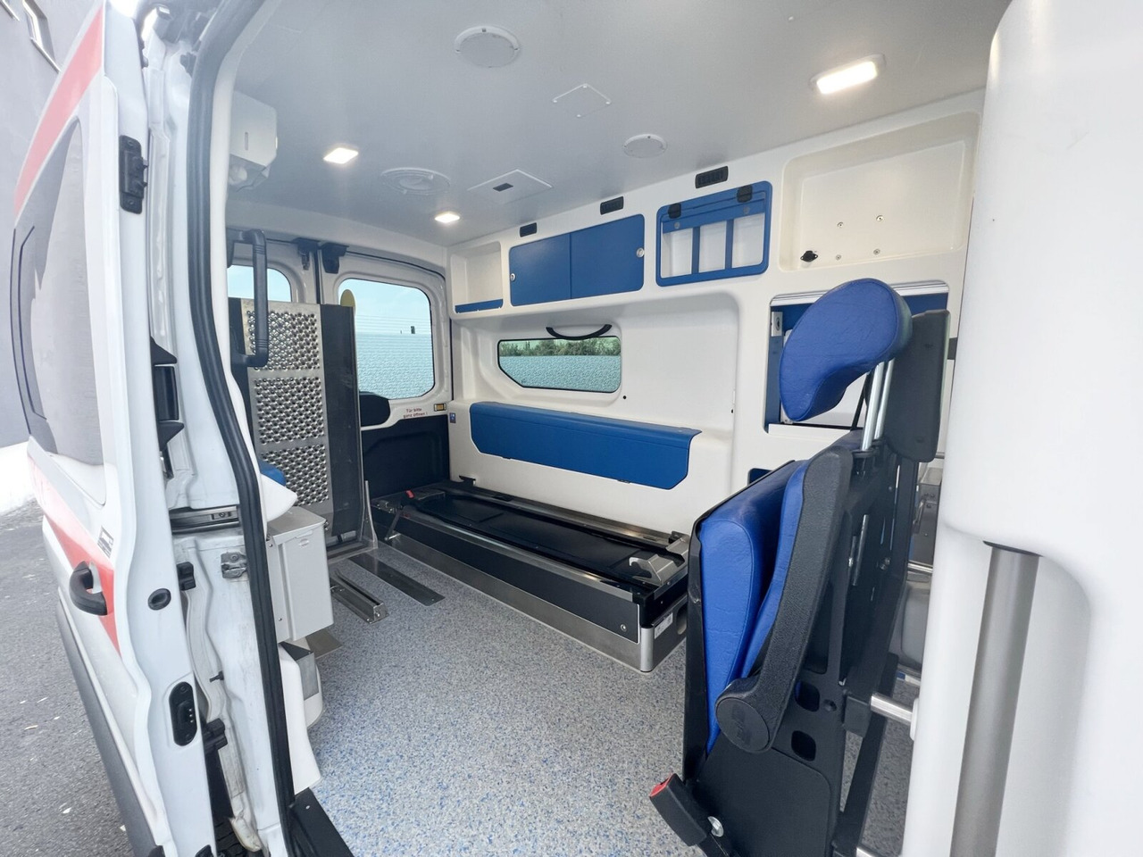 Ford Transit 2.2 TDCI 4x2 Transit 2.2 TDCI 4x2, Krankentransporter - Ambulancia: foto 2 Ford Transit 2.2 TDCI 4x2 Transit 2.2 TDCI 4x2, Krankentransporter - Ambulancia: foto 2