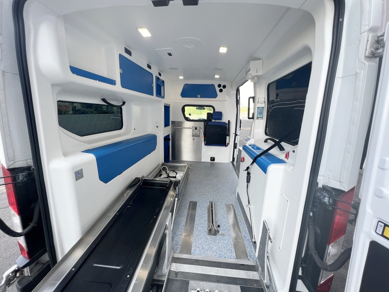 Ford Transit 2.2 TDCI 4x2 Transit 2.2 TDCI 4x2, Krankentransporter - Ambulancia: foto 5 Ford Transit 2.2 TDCI 4x2 Transit 2.2 TDCI 4x2, Krankentransporter - Ambulancia: foto 5