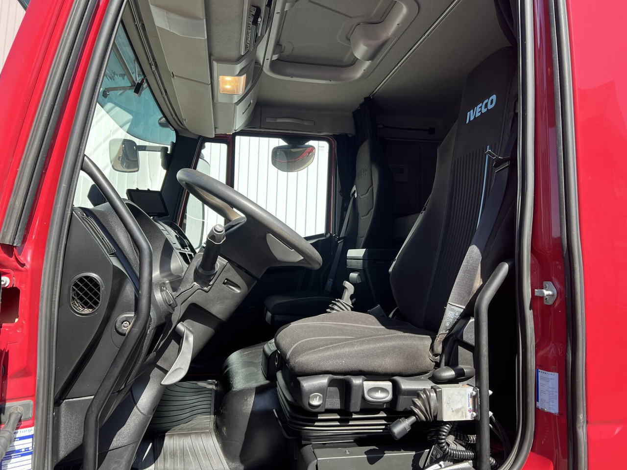 Foto del interior 1: Volquete camión Iveco EuroCargo ML140E28K 4x2 EuroCargo ML140E28K 4x2, Nüssli 3-S-Kipper, 2 x AHK