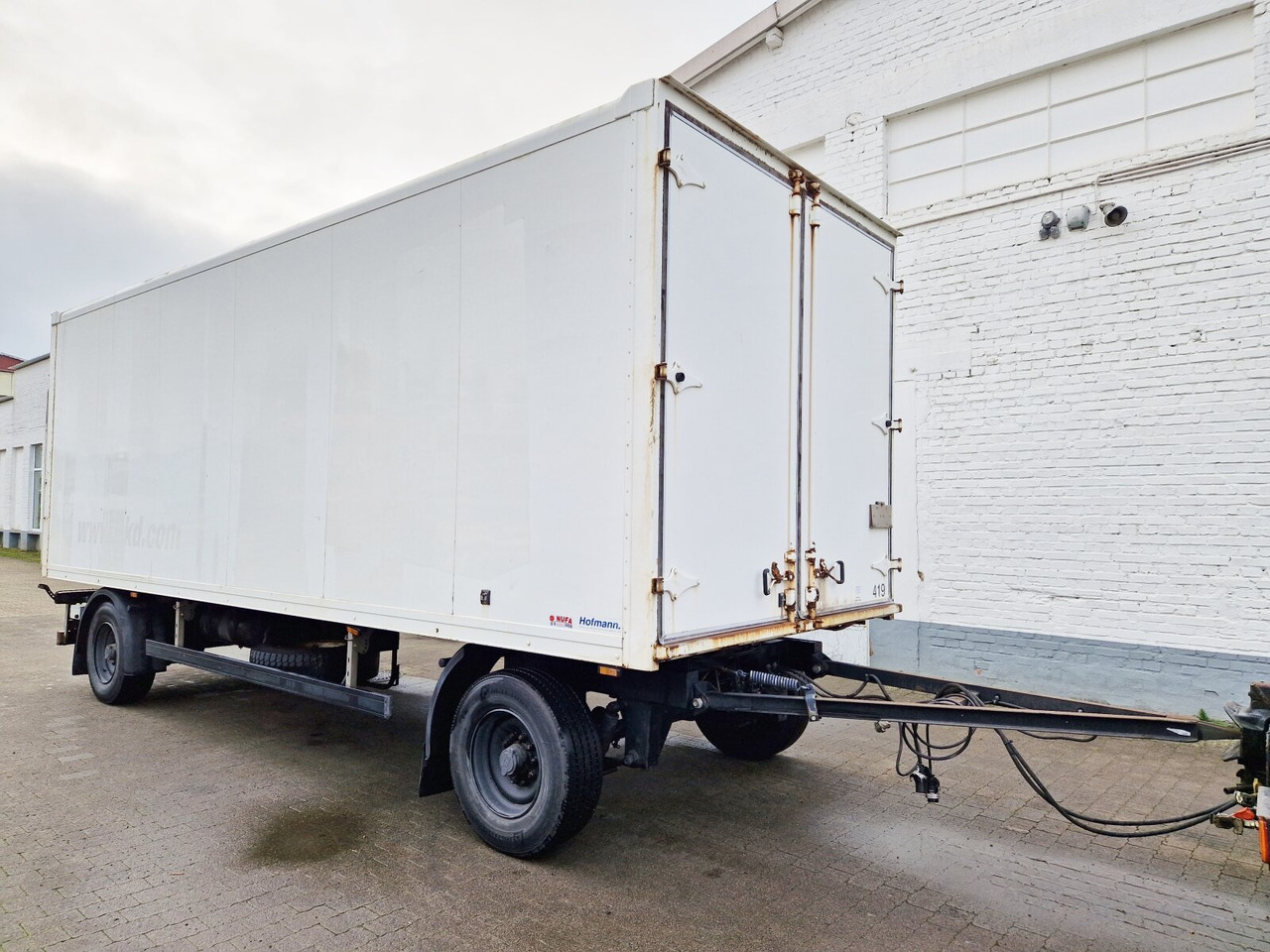 Kleiderkofferanhänger Hofmann, Kleiderkofferanhänger, durchladbar, LBW BÄR, 42 cbm - Caja cerrada remolque: foto 1 Kleiderkofferanhänger Hofmann, Kleiderkofferanhänger, durchladbar, LBW BÄR, 42 cbm - Caja cerrada remolque: foto 1