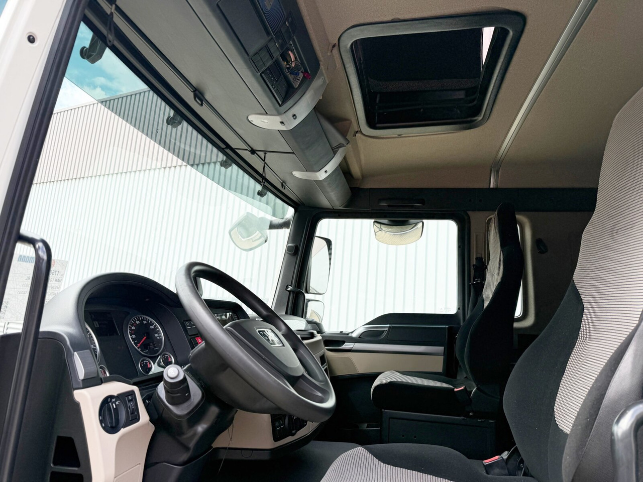 MAN TGL 12.220 4x2 BL TGL 12.220 4x2 BL, TopSleeper, Navi - Camión caja cerrada: foto 3 MAN TGL 12.220 4x2 BL TGL 12.220 4x2 BL, TopSleeper, Navi - Camión caja cerrada: foto 3