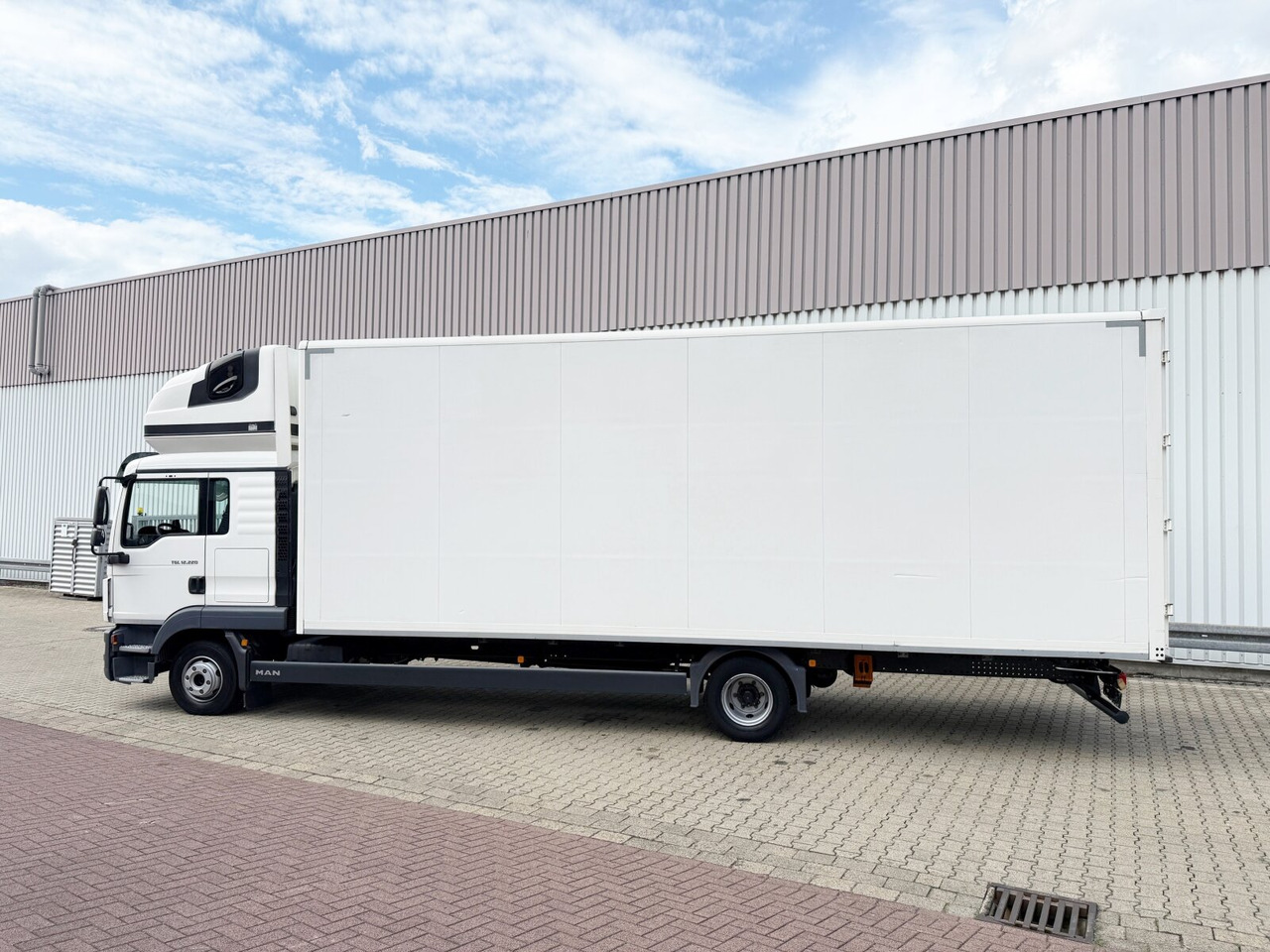 MAN TGL 12.220 4x2 BL TGL 12.220 4x2 BL, TopSleeper, Navi - Camión caja cerrada: foto 2 MAN TGL 12.220 4x2 BL TGL 12.220 4x2 BL, TopSleeper, Navi - Camión caja cerrada: foto 2