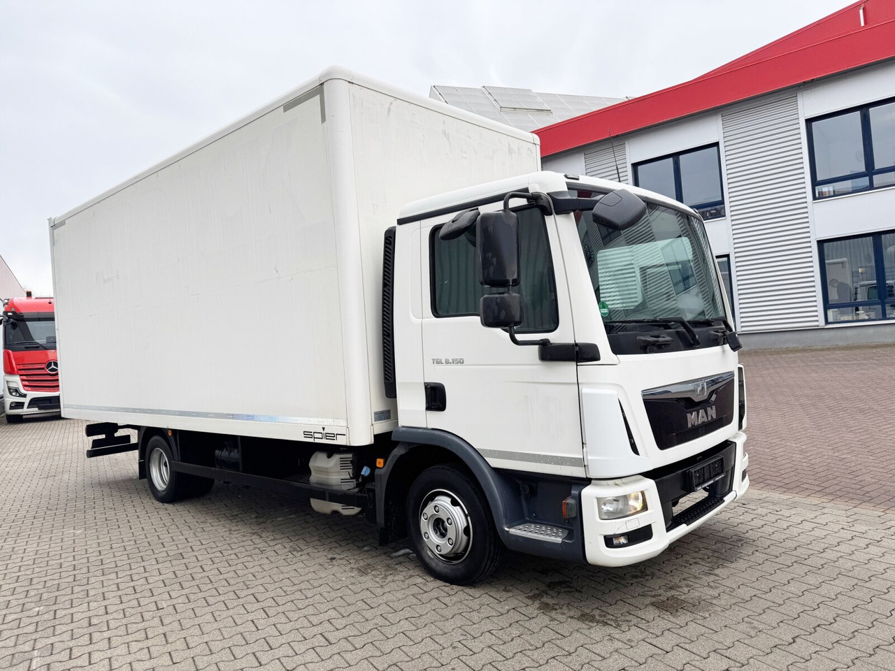 Foto del interior 2: Camión caja cerrada MAN TGL 8.150/180 4x2 BL TGL 8.150/180 4x2 BL, Möbelkoffer mit Rolltor