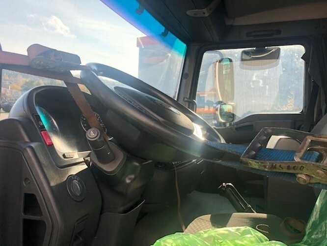 MAN TGL 8.210 BL 4x2 TGL 8.210 BL 4x2 mit LBW, Motorschaden! - Camión lona: foto 5 MAN TGL 8.210 BL 4x2 TGL 8.210 BL 4x2 mit LBW, Motorschaden! - Camión lona: foto 5