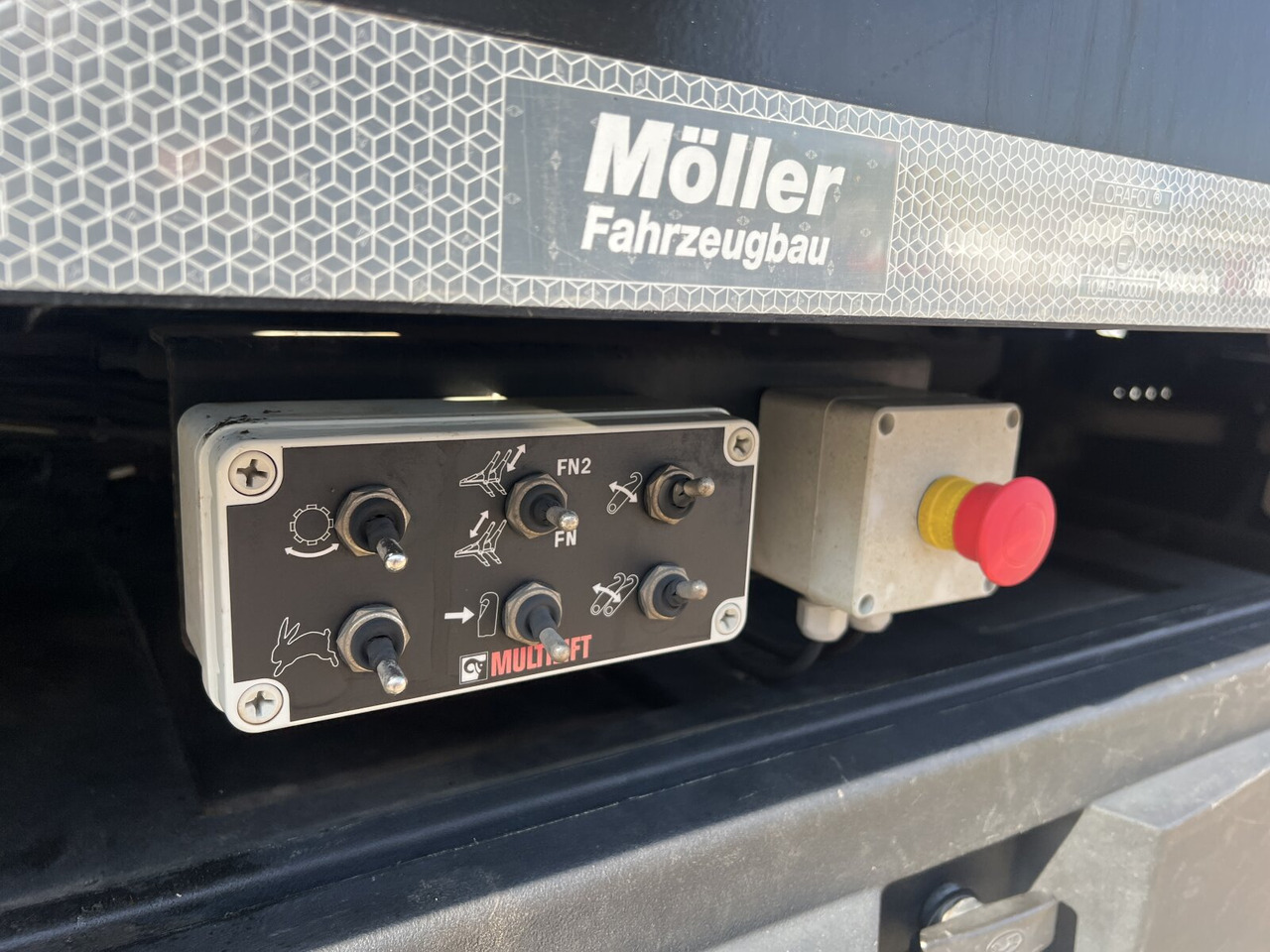 MAN TGM 18.320 4x2 BL TGM 18.320 4x2 BL, Hiab Tele-Absetzanlage, Funk - Portacontenedor de cadenas camión: foto 5 MAN TGM 18.320 4x2 BL TGM 18.320 4x2 BL, Hiab Tele-Absetzanlage, Funk - Portacontenedor de cadenas camión: foto 5