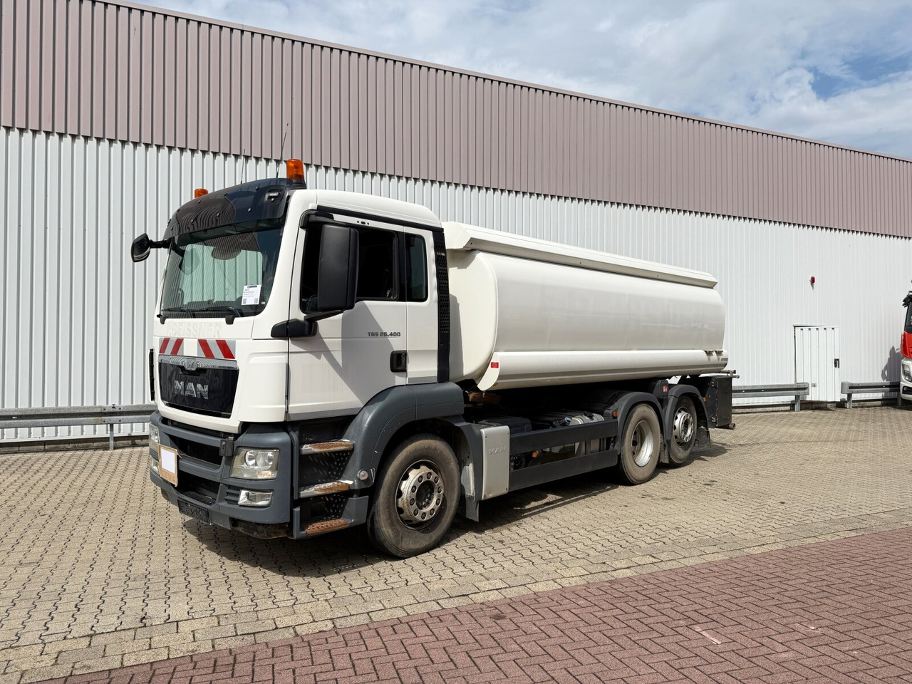 MAN TGS 26.400 6x2-4 BL TGS 26.400 6x2-4 BL, Liftachse, ADR, Esterer Tank ca. 20.030l, 3 Kammern, Funk - Cisterna camión: foto 1 MAN TGS 26.400 6x2-4 BL TGS 26.400 6x2-4 BL, Liftachse, ADR, Esterer Tank ca. 20.030l, 3 Kammern, Funk - Cisterna camión: foto 1