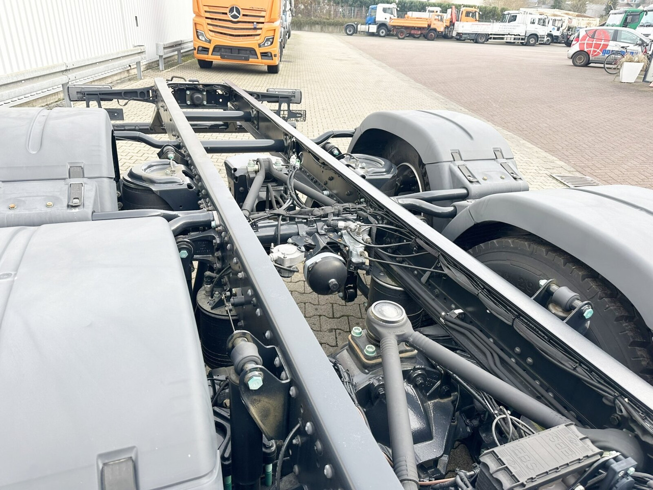 MAN TGS 26.480 6x2-4 LL TGS 26.480 6x2-4 LL, Retarder, Lenk-/Liftachse, Standklima - Chasis camión: foto 3 MAN TGS 26.480 6x2-4 LL TGS 26.480 6x2-4 LL, Retarder, Lenk-/Liftachse, Standklima - Chasis camión: foto 3