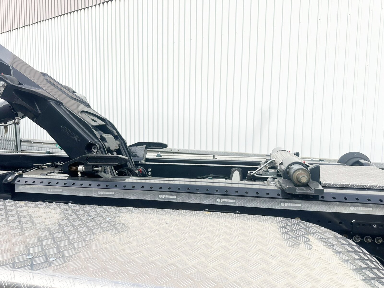 MAN TGS 35.480 8X4 BL TGS 35.480 8X4 BL, Intarder, Kran HMF 3220-K6, 4-fach Abstützung, Funk - Multibasculante camión, Camión grúa: foto 5 MAN TGS 35.480 8X4 BL TGS 35.480 8X4 BL, Intarder, Kran HMF 3220-K6, 4-fach Abstützung, Funk - Multibasculante camión, Camión grúa: foto 5