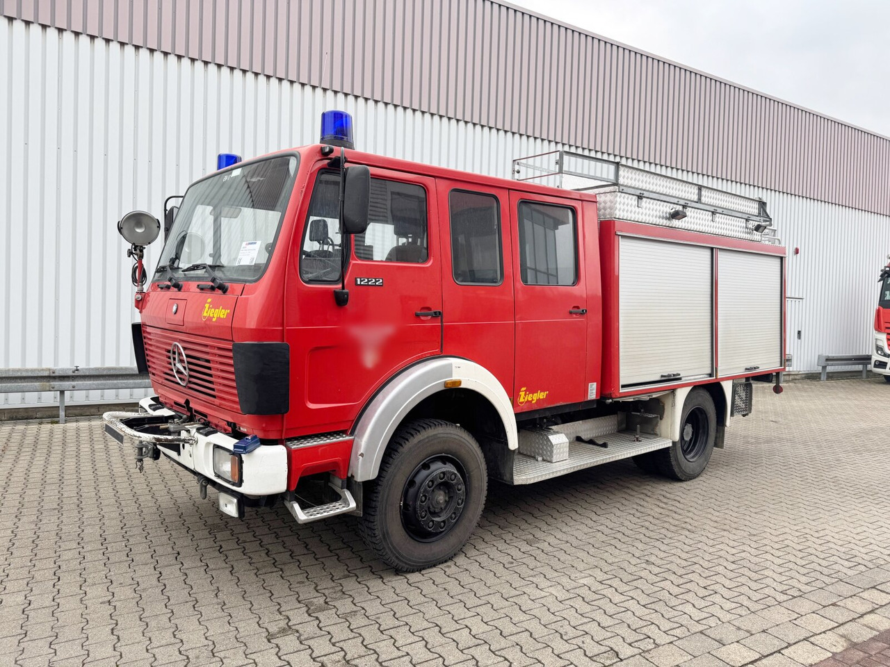 Mercedes-Benz 1222 AF 4x4 Doka 1222 AF 4x4 Doka, LF 16 TS - Ambulancia: foto 1 Mercedes-Benz 1222 AF 4x4 Doka 1222 AF 4x4 Doka, LF 16 TS - Ambulancia: foto 1