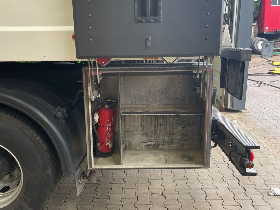 Mercedes-Benz Actros 1844 L 4x2 Actros 1844 L 4x2, Tank 14.250l - Cisterna camión: foto 4 Mercedes-Benz Actros 1844 L 4x2 Actros 1844 L 4x2, Tank 14.250l - Cisterna camión: foto 4