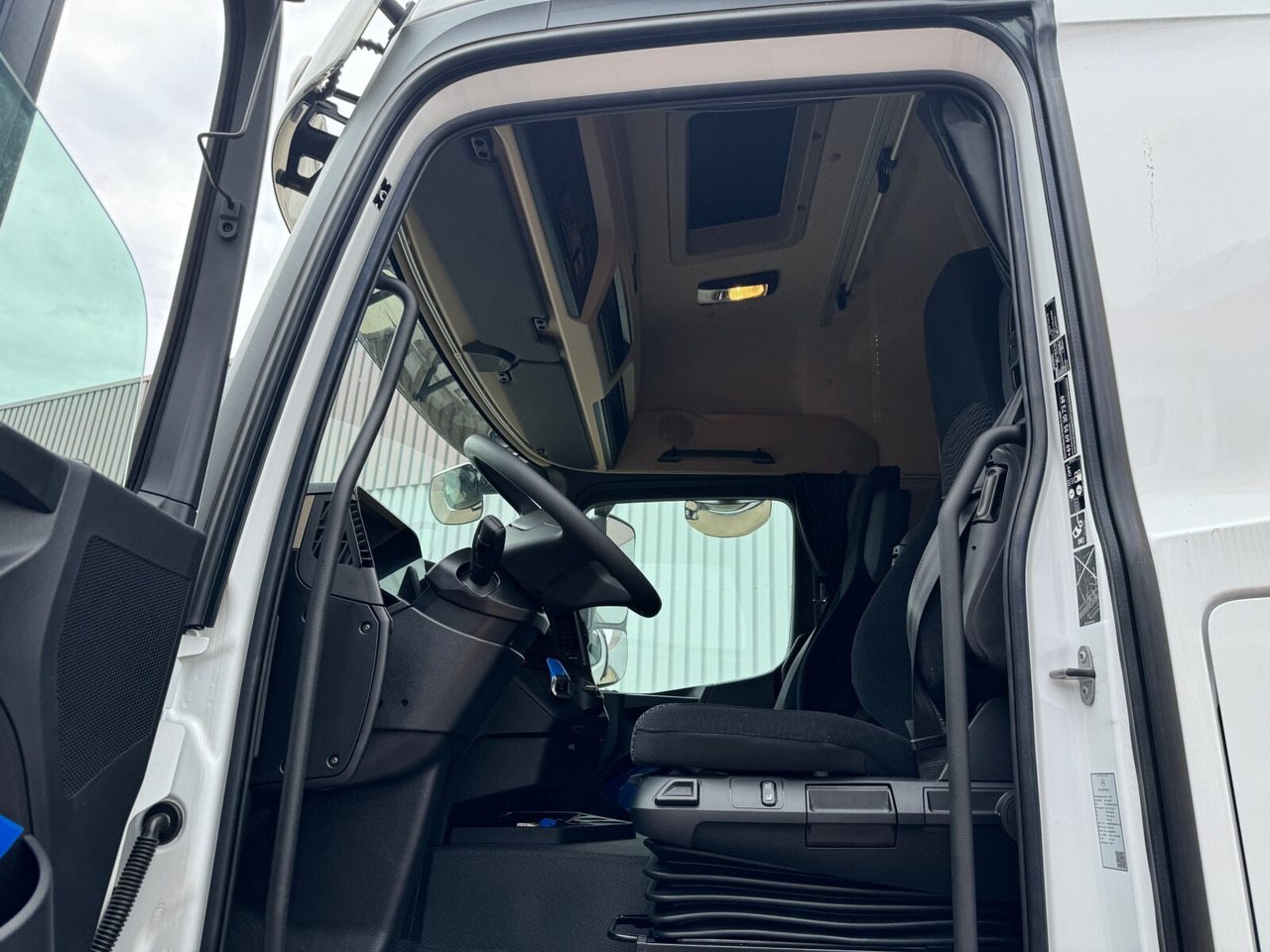 Foto del interior 1: Multibasculante camión nuevo Mercedes-Benz Actros 2545 L 6x2 Actros 2545 L 6x2, Lenk-/Liftachse, StreamSpace, MultimediaCockpit