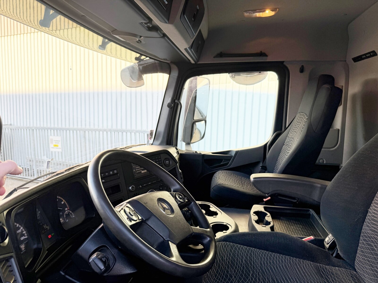 Mercedes-Benz Arocs 3351 AK 6x6 Arocs 3351 AK 6x6, Retarder, Grounder, Motorabtrieb, pneum. Heckklappenöffnung - Volquete camión: foto 4 Mercedes-Benz Arocs 3351 AK 6x6 Arocs 3351 AK 6x6, Retarder, Grounder, Motorabtrieb, pneum. Heckklappenöffnung - Volquete camión: foto 4