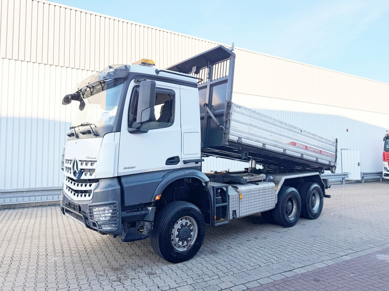Mercedes-Benz Arocs 3351 AK 6x6 Arocs 3351 AK 6x6, Retarder, Grounder, Motorabtrieb, pneum. Heckklappenöffnung - Volquete camión: foto 1 Mercedes-Benz Arocs 3351 AK 6x6 Arocs 3351 AK 6x6, Retarder, Grounder, Motorabtrieb, pneum. Heckklappenöffnung - Volquete camión: foto 1