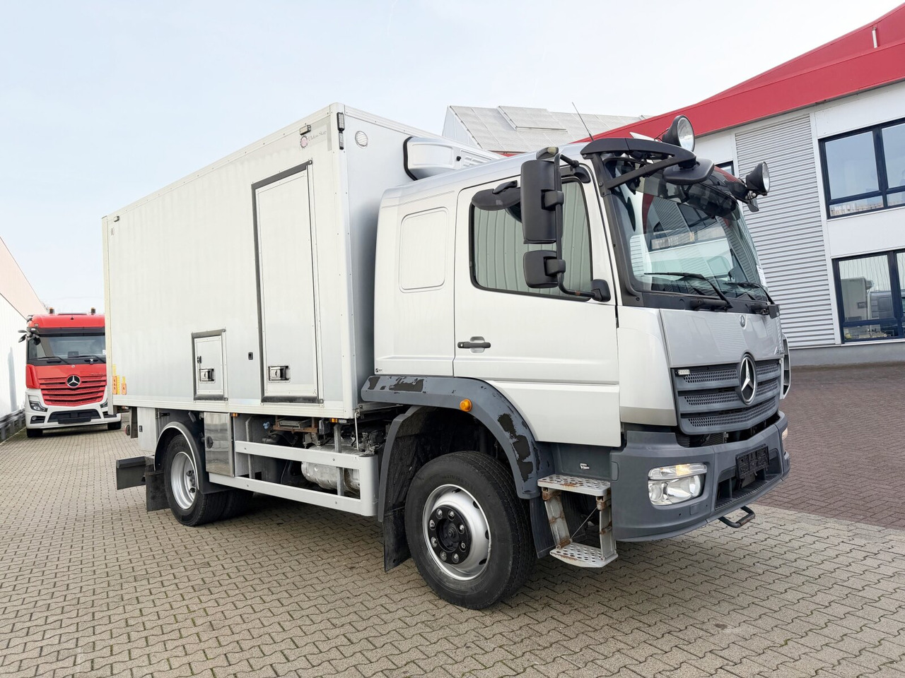 Camión caja cerrada Mercedes-Benz Atego 1330 4x4 Atego 1330 4x4, Iso-Koffer mit Heizung, LBW: foto 9