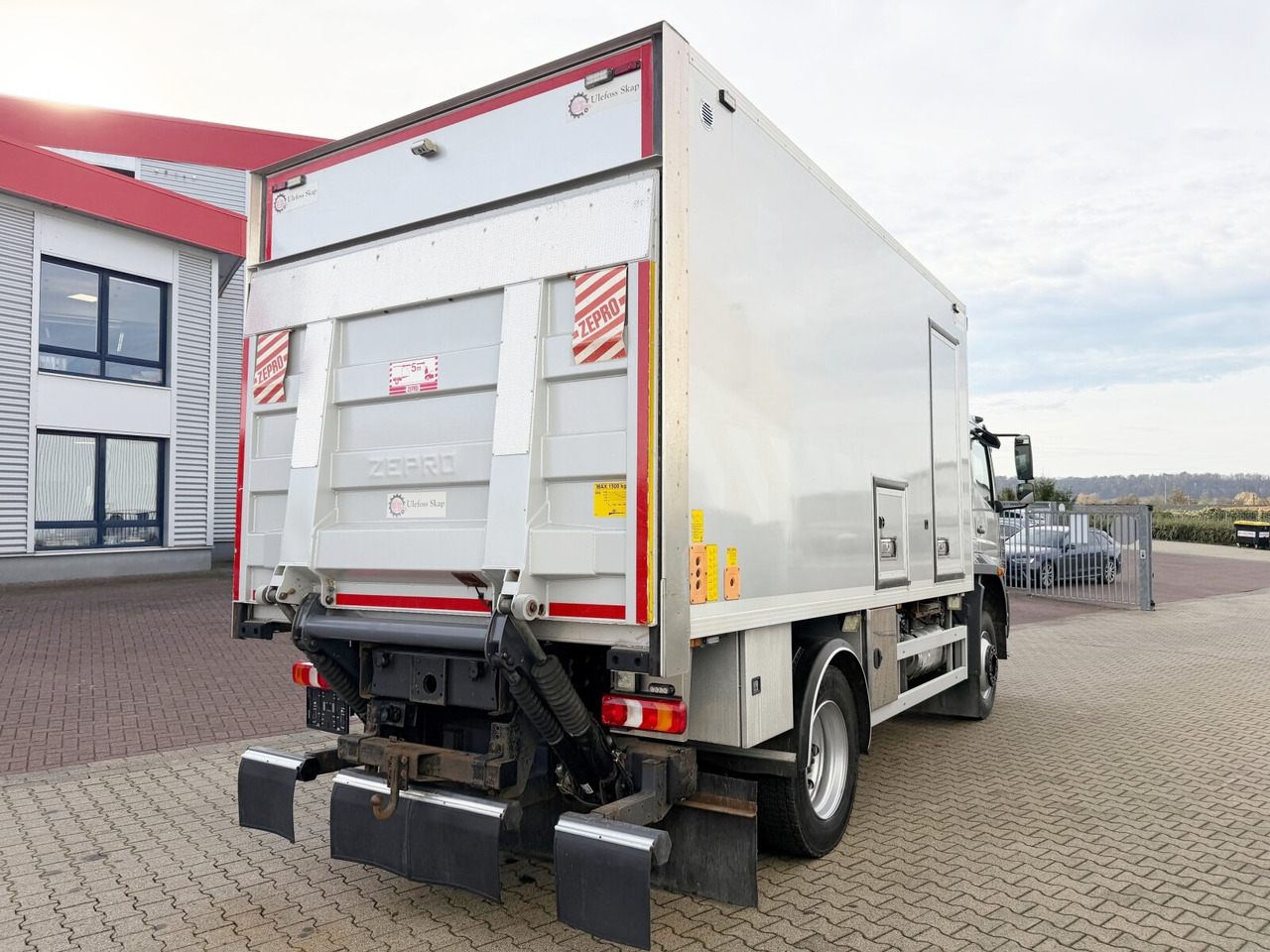 Camión caja cerrada Mercedes-Benz Atego 1330 4x4 Atego 1330 4x4, Iso-Koffer mit Heizung, LBW: foto 12