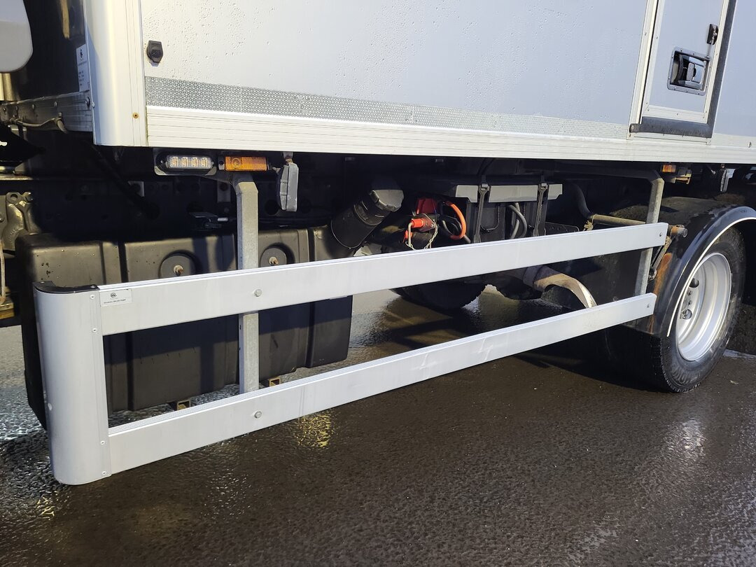 Mercedes-Benz Atego 1330 4x4 Atego 1330 4x4, Iso-Koffer mit Heizung und LBW - Camión caja cerrada: foto 4 Mercedes-Benz Atego 1330 4x4 Atego 1330 4x4, Iso-Koffer mit Heizung und LBW - Camión caja cerrada: foto 4