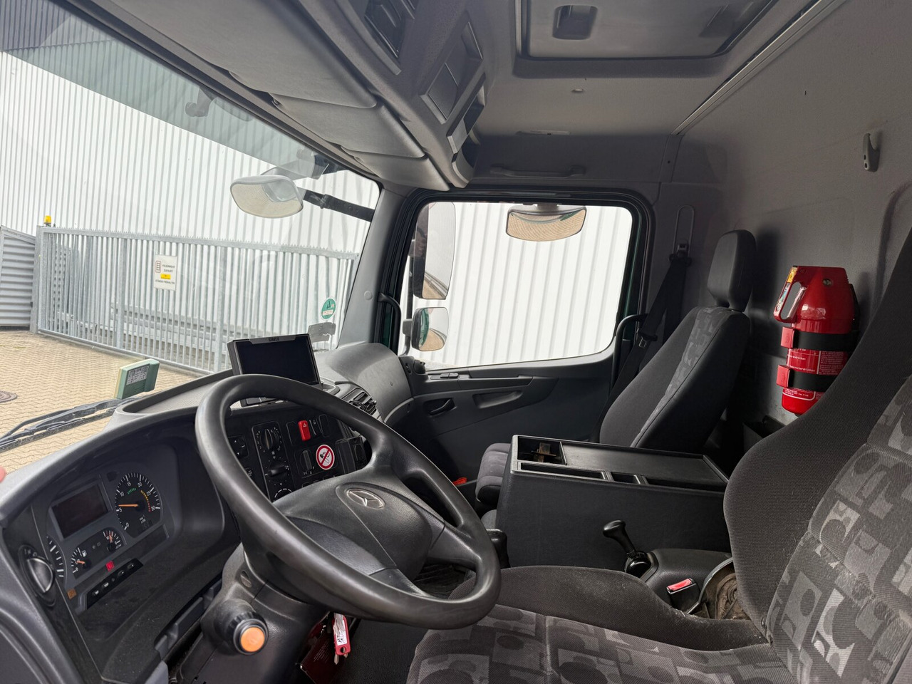 Mercedes-Benz Atego 818 L 4x2 Atego 818 L 4x2, Getränkekoffer, 2x AHK - Camión caja cerrada: foto 3 Mercedes-Benz Atego 818 L 4x2 Atego 818 L 4x2, Getränkekoffer, 2x AHK - Camión caja cerrada: foto 3