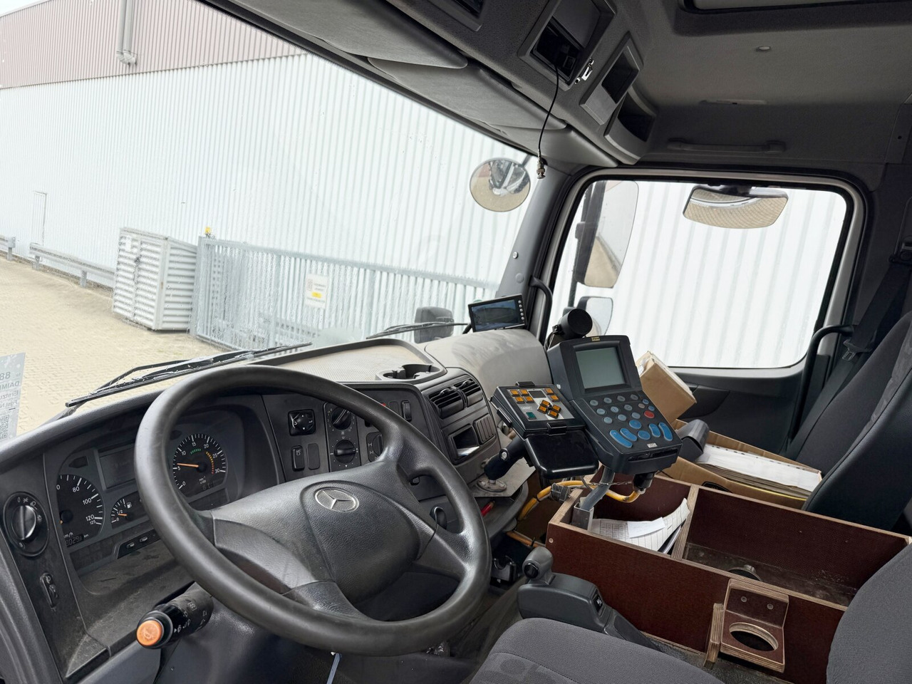 Mercedes-Benz Axor 1824 AK 4x4 Axor 1824 AK 4x4, Tele-Absetzer, Winterdienstausstattung - Portacontenedor de cadenas camión: foto 4 Mercedes-Benz Axor 1824 AK 4x4 Axor 1824 AK 4x4, Tele-Absetzer, Winterdienstausstattung - Portacontenedor de cadenas camión: foto 4