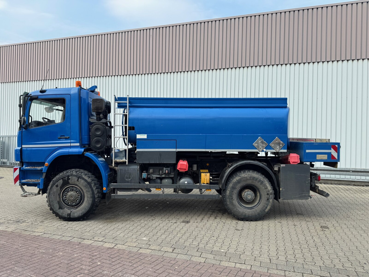 Mercedes-Benz Axor 1829 A 4x4 Axor 1829 A 4x4, Willig Tank ca. 8500l, 2 Kammern - Cisterna camión: foto 3 Mercedes-Benz Axor 1829 A 4x4 Axor 1829 A 4x4, Willig Tank ca. 8500l, 2 Kammern - Cisterna camión: foto 3