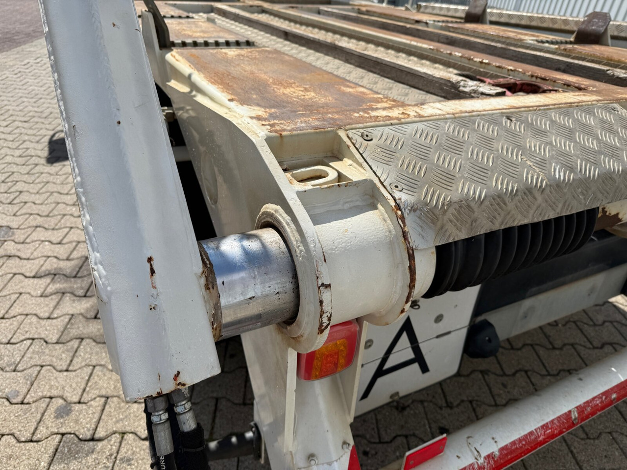 Mitsubishi Canter Fuso 7C15 4x2 Canter Fuso 7C15 4x2, Tele-Absetzer, Vereiterbar bis 10m³ - Portacontenedor de cadenas camión: foto 3 Mitsubishi Canter Fuso 7C15 4x2 Canter Fuso 7C15 4x2, Tele-Absetzer, Vereiterbar bis 10m³ - Portacontenedor de cadenas camión: foto 3