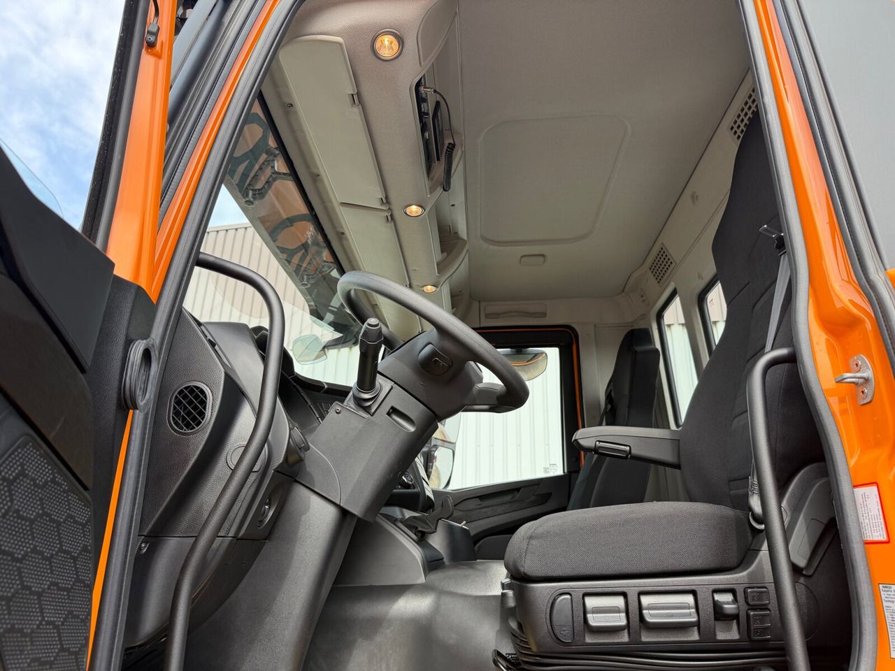 X-Way AD300X42Z 6x4 X-Way AD300X42Z 6x4, Motorabtrieb, Mulde ca. 11m³ - Chasis camión: foto 2 X-Way AD300X42Z 6x4 X-Way AD300X42Z 6x4, Motorabtrieb, Mulde ca. 11m³ - Chasis camión: foto 2