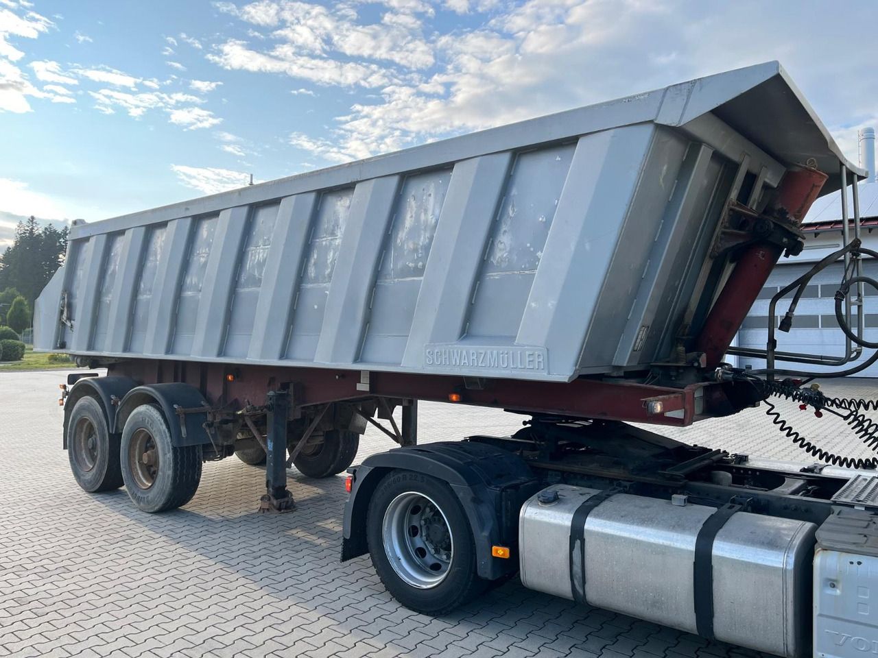 Schwarzmüller 2 Achs Alu Kippmulde Trommelbremse - Volquete semirremolque: foto 1 Schwarzmüller 2 Achs Alu Kippmulde Trommelbremse - Volquete semirremolque: foto 1