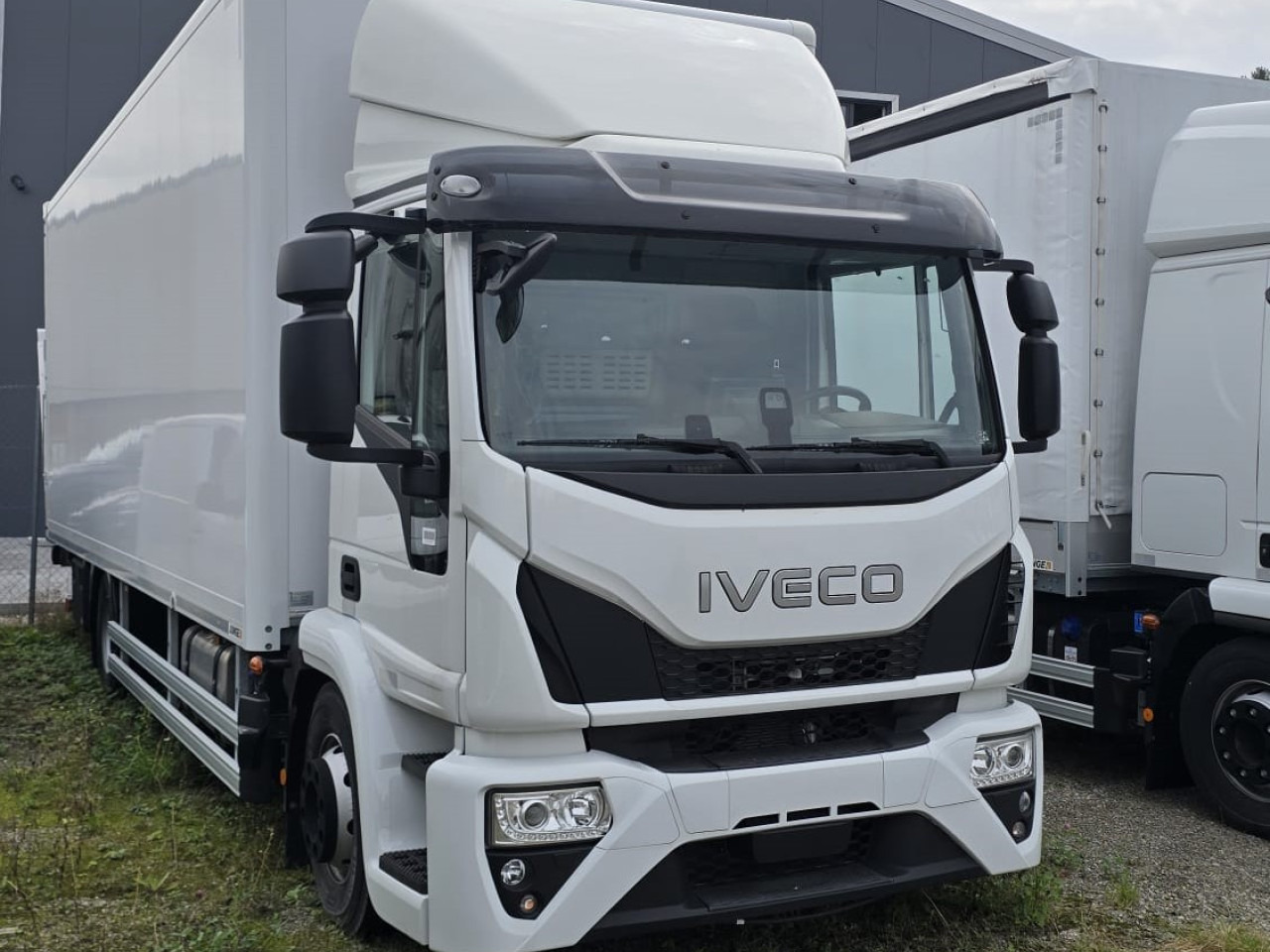 IVECO ML140E28/FP EuroCargo - Camión caja cerrada: foto 1 IVECO ML140E28/FP EuroCargo - Camión caja cerrada: foto 1