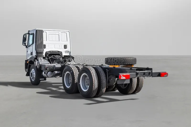Iveco T-WAY AD380T47H 6x4 R24 Tyres Chassis - Barcelona Stock - Chasis camión: foto 2 Iveco T-WAY AD380T47H 6x4 R24 Tyres Chassis - Barcelona Stock - Chasis camión: foto 2