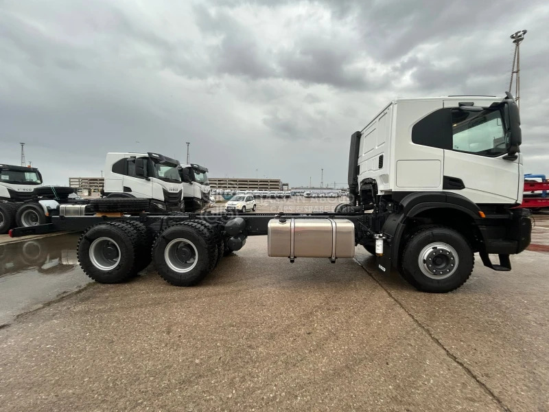 Iveco T-WAY AT380T43H 6x4 R20 Tyres Chassis - Barcelona Stock - Chasis camión: foto 2 Iveco T-WAY AT380T43H 6x4 R20 Tyres Chassis - Barcelona Stock - Chasis camión: foto 2
