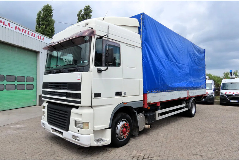 DAF XF 95.430 Manual diesel injection! Manual gearbox! - Camión lona: foto 1 DAF XF 95.430 Manual diesel injection! Manual gearbox! - Camión lona: foto 1