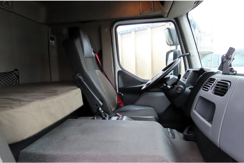 Frigorífico camión Renault D 19T Sleeper, Thermoking, RETARDER 2 zones temperature , loadlift: foto 12 Frigorífico camión Renault D 19T Sleeper, Thermoking, RETARDER 2 zones temperature , loadlift: foto 12