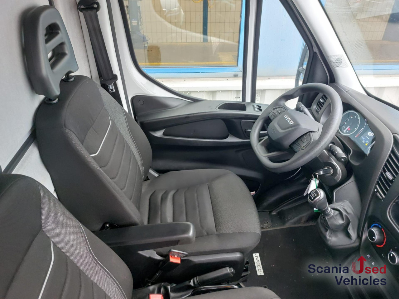 IVECO 35 C 16 Koffer Ladebordwand - Furgoneta: foto 2 IVECO 35 C 16 Koffer Ladebordwand - Furgoneta: foto 2