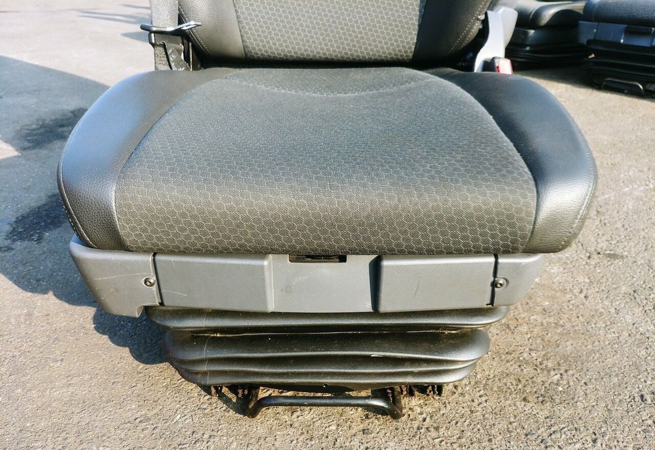 Scania DRIVERS RIGHT SIDE WITH BELT AND LIFT - Asiento para Camión: foto 4 Scania DRIVERS RIGHT SIDE WITH BELT AND LIFT - Asiento para Camión: foto 4