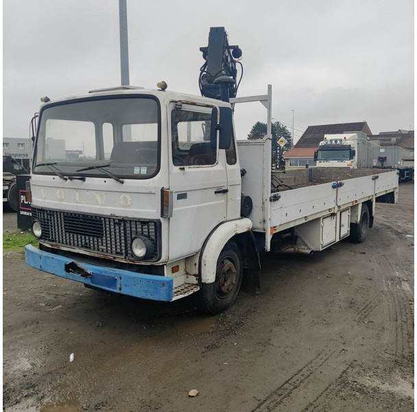 Camión caja abierta Volvo F7: foto 1