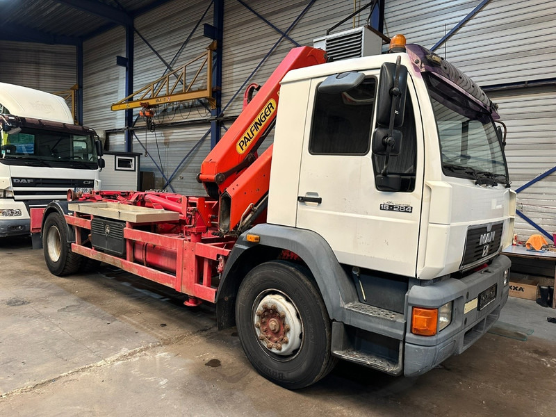 Multibasculante camión, Camión grúa MAN 18.284 HOOKLIFT + CRANE PALFINGER PK 11001 A - STEEL SPRING / BLATT / LAMES - BE TRUCK: foto 1