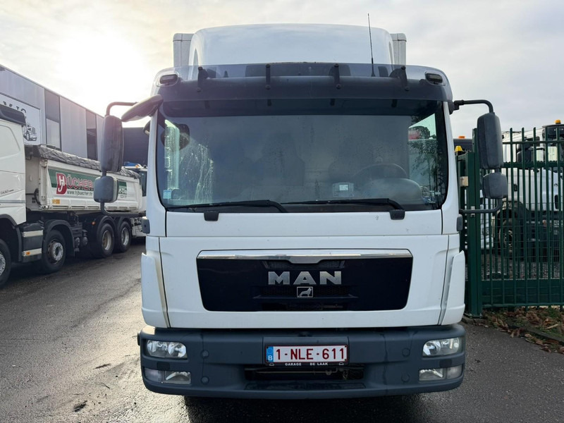 MAN TGL 8.180 4x2 BL COSED BOX / BAKWAGEN / CAISSE FERMEE - *184.000km* - 3 SEATER - EURO 5 - AIR SUSPENSION - BOX 6m00 x 2m49 x 2m38 - BE TRUCK - Camión caja cerrada: foto 2 MAN TGL 8.180 4x2 BL COSED BOX / BAKWAGEN / CAISSE FERMEE - *184.000km* - 3 SEATER - EURO 5 - AIR SUSPENSION - BOX 6m00 x 2m49 x 2m38 - BE TRUCK - Camión caja cerrada: foto 2