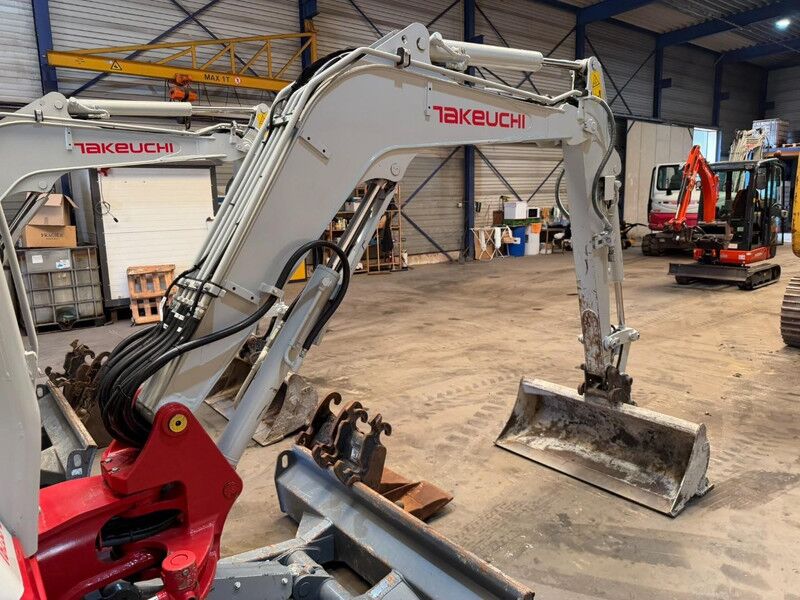 Takeuchi TB235-2 *1189H ORIGINAL* - 3 BUCKETS / LÖFFEL - FULL HYDR LINES - HYDR QUICKHITCH - CE - BELGIAN MACHINE - Miniexcavadora: foto 5 Takeuchi TB235-2 *1189H ORIGINAL* - 3 BUCKETS / LÖFFEL - FULL HYDR LINES - HYDR QUICKHITCH - CE - BELGIAN MACHINE - Miniexcavadora: foto 5