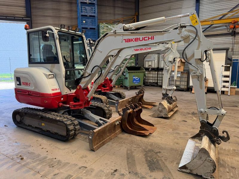 Takeuchi TB235-2 *1189H ORIGINAL* - 3 BUCKETS / LÖFFEL - FULL HYDR LINES - HYDR QUICKHITCH - CE - BELGIAN MACHINE - Miniexcavadora: foto 1 Takeuchi TB235-2 *1189H ORIGINAL* - 3 BUCKETS / LÖFFEL - FULL HYDR LINES - HYDR QUICKHITCH - CE - BELGIAN MACHINE - Miniexcavadora: foto 1