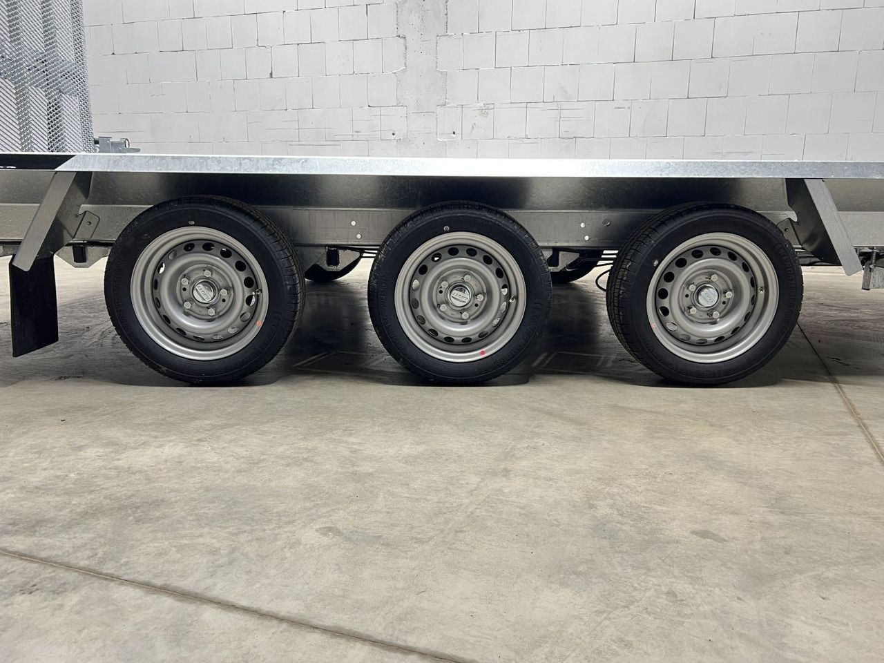 BAU-3 400/3 S 3,5T Maschinentransporter - Remolque plataforma/ Caja abierta: foto 2 BAU-3 400/3 S 3,5T Maschinentransporter - Remolque plataforma/ Caja abierta: foto 2